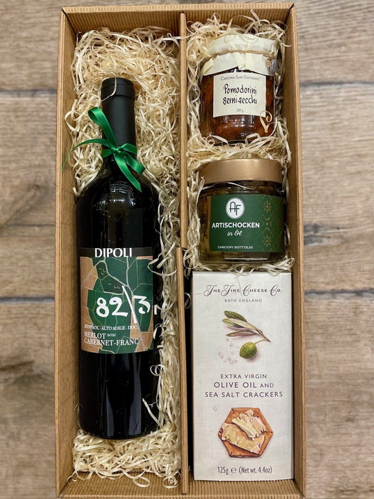Genusspaket mit Rotwein und Delikatessen