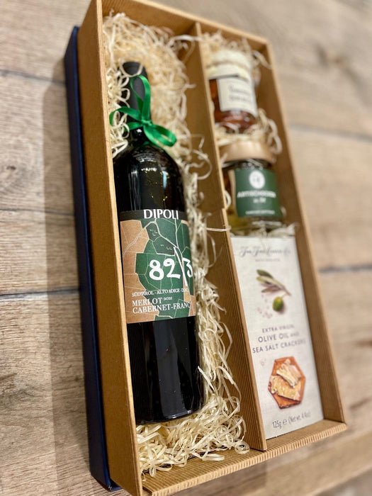 Genusspaket mit Rotwein und Delikatessen