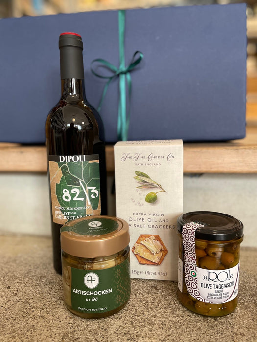 Genusspaket mit Rotwein und Delikatessen