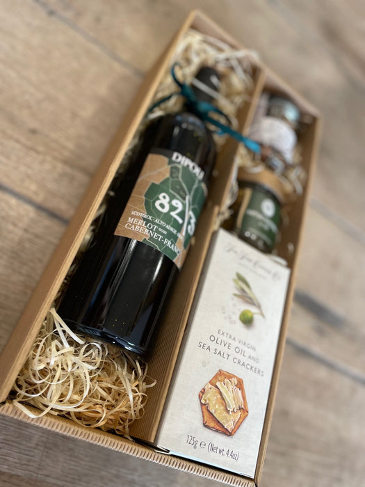 Genusspaket mit Rotwein und Delikatessen