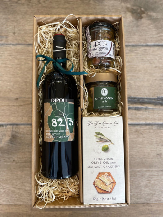 Genusspaket mit Rotwein und Delikatessen
