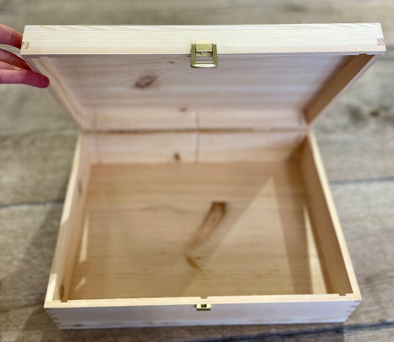 Holzkiste mit Deckel und Schließe für 3 Flaschen